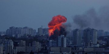 Ukraina godet Rusinë me 200 dronë gjatë natës, dy aeroporte të Moskës mbyllen.