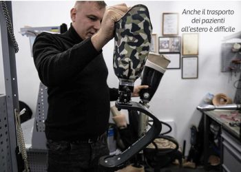 Ukraina transformohet në qendër globale për prodhimin e protezave, me 100 mijë individë që kanë pësuar dëmtime.