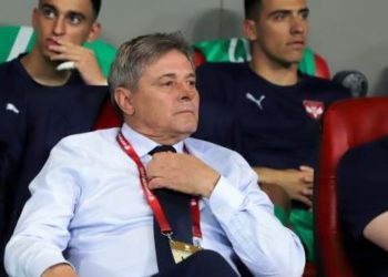 “Unë mbaj përgjegjësinë, mos i fajësoni lojtarët” – trajneri serb konsideron dorëheqjen pas disfatës nga Shqipëria, teksa vijimi bëhet i vështirë.