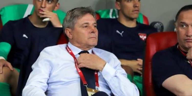 “Unë mbaj përgjegjësinë, mos i fajësoni lojtarët” – trajneri serb konsideron dorëheqjen pas disfatës nga Shqipëria, teksa vijimi bëhet i vështirë.