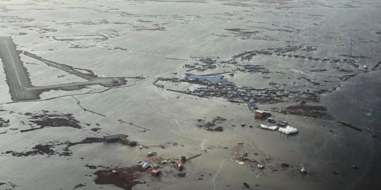 Uragani Halong shkakton përmbytje dhe dëme të mëdha në Alaskë, një jetë e humbur.