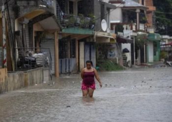 Uragani Melisa shkakton dëme të mëdha në Xhamajkë; shtatë persona raportohet se kanë humbur jetën, ndërsa kërkimet për të zhdukurit vazhdojnë.