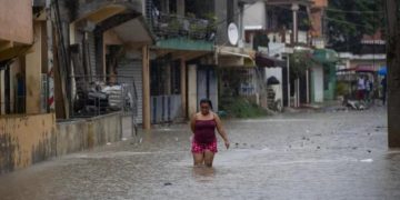 Uragani Melisa shkakton dëme të mëdha në Xhamajkë; shtatë persona raportohet se kanë humbur jetën, ndërsa kërkimet për të zhdukurit vazhdojnë.