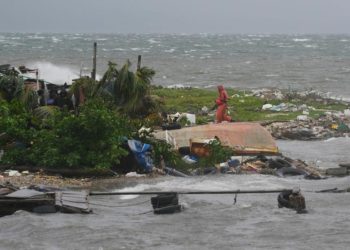 Uragani Melissa i afrohet Kubës, me erëra që arrijnë deri në 210 km/orë, ndërsa Xhamajka vlerëson dëmet e shkaktuara nga stuhia.