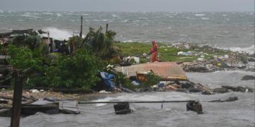 Uragani Melissa i afrohet Kubës, me erëra që arrijnë deri në 210 km/orë, ndërsa Xhamajka vlerëson dëmet e shkaktuara nga stuhia.