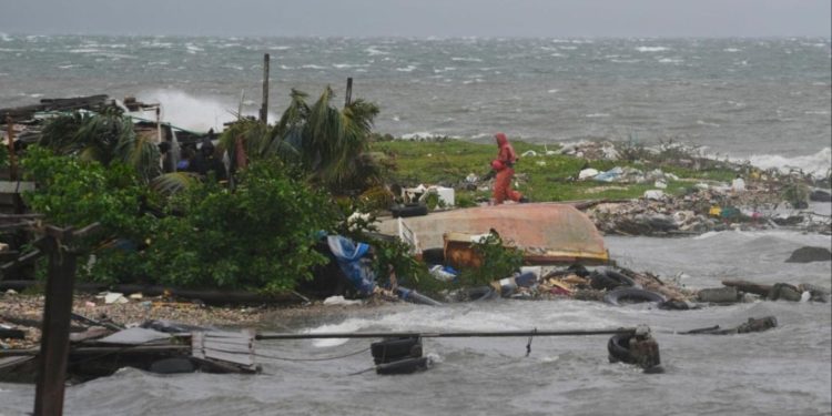 Uragani Melissa i afrohet Kubës, me erëra që arrijnë deri në 210 km/orë, ndërsa Xhamajka vlerëson dëmet e shkaktuara nga stuhia.