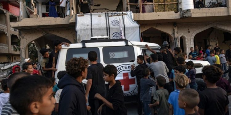 Ushtria izraelite qëllon mbi një autobus në Gaza, duke shkaktuar vdekjen e 9 personave: Automjeti kishte tejkaluar vijën e verdhë të përcaktuar nga marrëveshja.