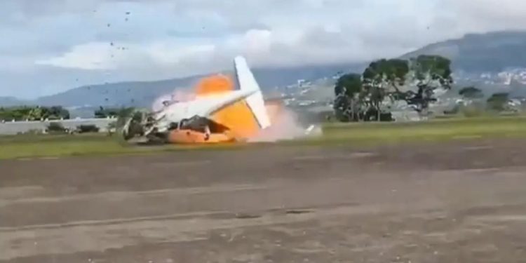 VIDEO/ Aksident avioni në Venezuelë, aeroplani përmbyset gjatë nisjes dhe digjet, dy të vdekur dhe dy të plagosur