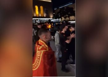 VIDEO/ Festime të jashtëzakonshme nga shqiptarët në Suedi pas fitores historike ndaj Serbisë, nga Islanda në Suedi, ku e kuqja ndriçoi.