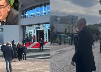VIDEO/ Homazhe për gjyqtarin Astrit Kalaja, i cili u vra në sallën e gjyqit, organizohen sot në Pallatin e Kongreseve. Prishet kryeministri Rama.