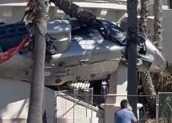 VIDEO/ Imazhe shqetësuese, helikopteri përfundon mbi një hotel luksoz në Kaliforni, disa kalimtarë të lënduar
