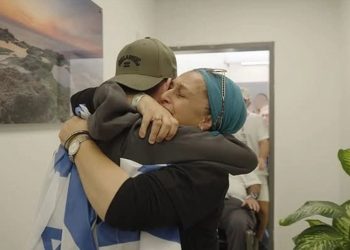 VIDEO/ Momente emocionuese: përqafime dhe lot, takimi i pengjeve izraelite me familjet e tyre në vendlindje