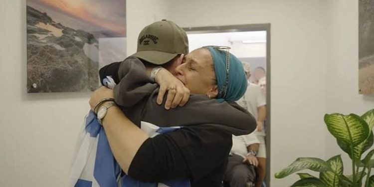 VIDEO/ Momente emocionuese: përqafime dhe lot, takimi i pengjeve izraelite me familjet e tyre në vendlindje