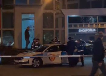 VIDEO/ Në mes të sallës së Gjykatës së Apelit, mbetet i vdekur gjyqtari Astrit Kalaja; kapja e autorit dhe xhaxhait të tij nga policia në momentin e ngjarjes.