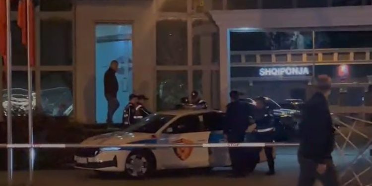 VIDEO/ Në mes të sallës së Gjykatës së Apelit, mbetet i vdekur gjyqtari Astrit Kalaja; kapja e autorit dhe xhaxhait të tij nga policia në momentin e ngjarjes.