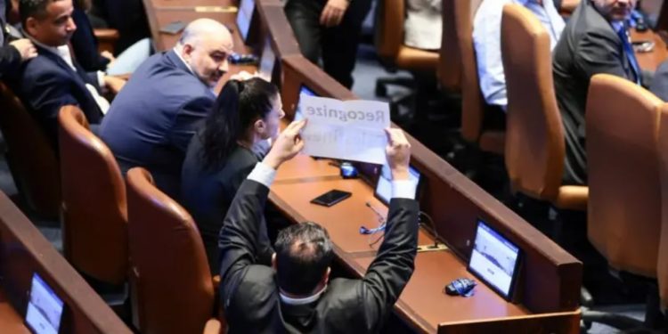 VIDEO/ “Njihni Palestinën”: Anëtari i Knesset-it proteston ndaj Trump gjatë fjalimit me Netanyahu, dy deputetë të nxirren jashtë.