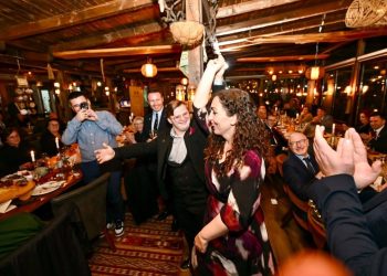 VIDEO/ Presidentja Osmani merr pjesë në festën simbolizuese të begatisë në Kosovë, duke u shfaqur me një performancë kërcimi.