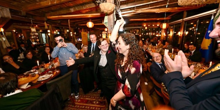 VIDEO/ Presidentja Osmani merr pjesë në festën simbolizuese të begatisë në Kosovë, duke u shfaqur me një performancë kërcimi.