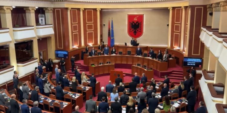 VIDEO/ Seancë plenare, shpallet një minutë heshtje për nder të gjyqtarit Astrit Kalaja