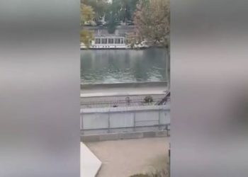 VIDEO/ Si u futën në muze? Arratisja e hajdutëve pas grabitjes së Luvrit është po aq 'spektakolare'... largohen me monopatinë.