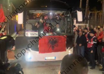 VIDEO/ Stjuardesës i jepet përshëndetje kur heronjtë e Kombëtares arrijnë në aeroportin “Nënë Tereza”: Mirëserdhët në Shqipëri, kampionë