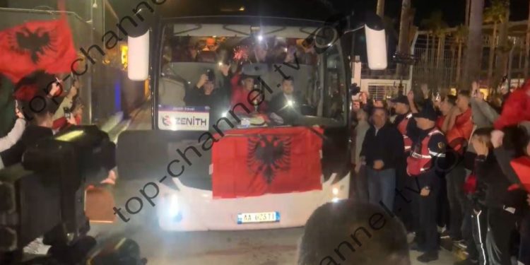 VIDEO/ Stjuardesës i jepet përshëndetje kur heronjtë e Kombëtares arrijnë në aeroportin “Nënë Tereza”: Mirëserdhët në Shqipëri, kampionë