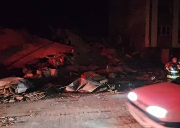 VIDEO/ Tërmeti me magnitudë 6.1 shkakton shkatërrime në Turqi, vazhdojnë operacionet e shpëtimit nën rrënoja