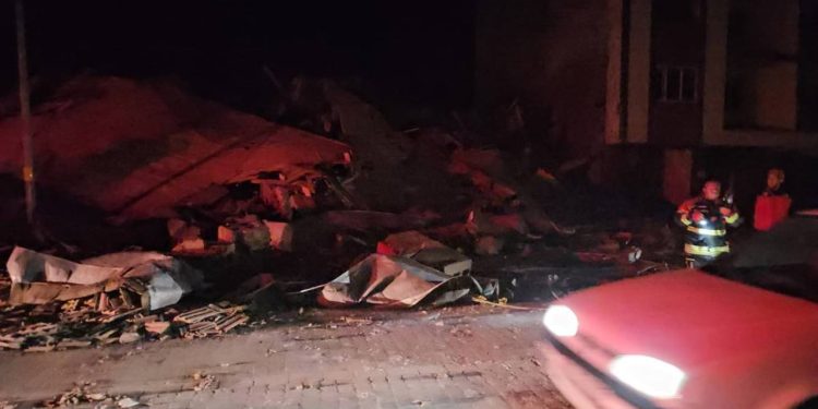 VIDEO/ Tërmeti me magnitudë 6.1 shkakton shkatërrime në Turqi, vazhdojnë operacionet e shpëtimit nën rrënoja