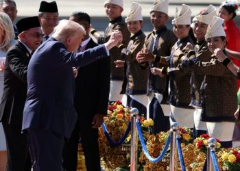 VIDEO/ Trump niset në turneun aziatik dhe i bashkohet valltarëve malajzianë sapo ndërron avioni presidencial.