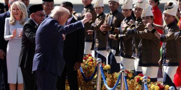VIDEO/ Trump niset në turneun aziatik dhe i bashkohet valltarëve malajzianë sapo ndërron avioni presidencial.