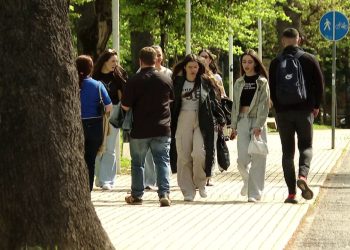 Vaksinimi për vajzat dhe djemtë fillon nga mosha 13-vjeçare për mbrojtjen ndaj virusit HPV.