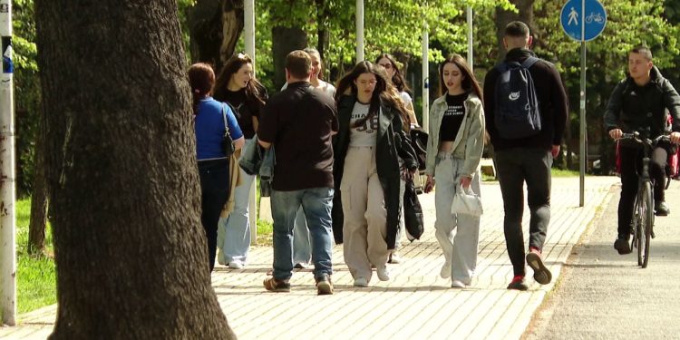 Vaksinimi për vajzat dhe djemtë fillon nga mosha 13-vjeçare për mbrojtjen ndaj virusit HPV.