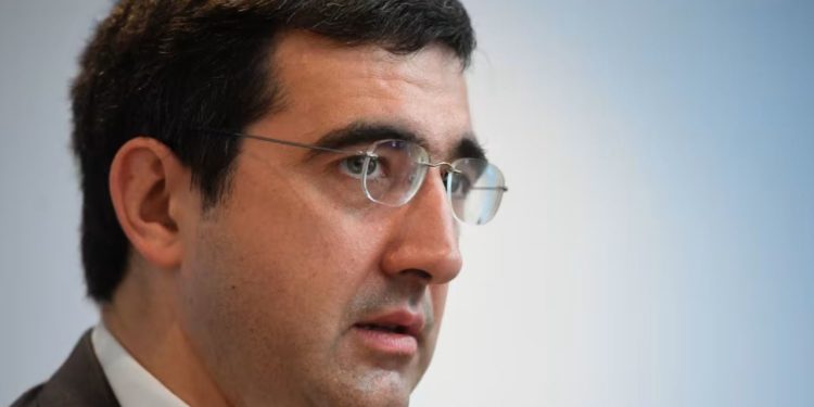 Vdekja e papritur e mjeshtrit të shahut 29-vjeçar, Federata Botërore starton hetim ndaj ish-kampionit Vladimir Kramnik. Dyshime për bullizëm ndaj një rivali.