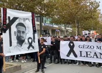 Vdes në këtë formë tragjike nga një ‘Porche’ gjatë kthimit nga puna/ Familjarë e miq të 17-vjeçarit protestojnë në Vlorë: Ishte një krim