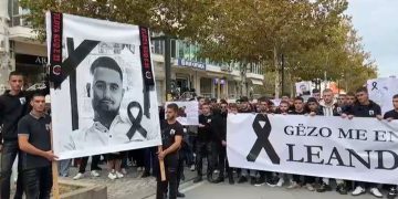 Vdes në këtë formë tragjike nga një ‘Porche’ gjatë kthimit nga puna/ Familjarë e miq të 17-vjeçarit protestojnë në Vlorë: Ishte një krim