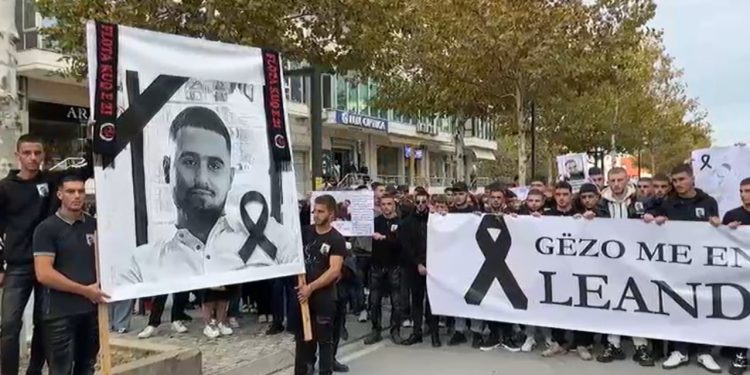 Vdes në këtë formë tragjike nga një ‘Porche’ gjatë kthimit nga puna/ Familjarë e miq të 17-vjeçarit protestojnë në Vlorë: Ishte një krim