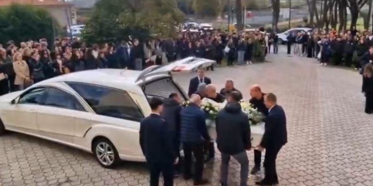 Vdiq në rrethana ende të paqarta, 19-vjeçari shqiptar merr lamtumirën e fundit në Itali.