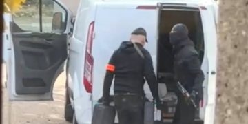 Video/ Banda e armatosur simulojnë si oficerë policie dhe grabisin punishten e arit në Francë