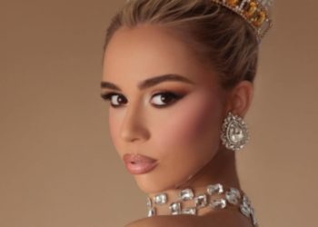 Video/ Fituesja e “Miss Amerika” me origjinë shqiptare nderon vendin e saj duke interpretuar këngën “Trim mbi trima Gjergj Kastrioti”