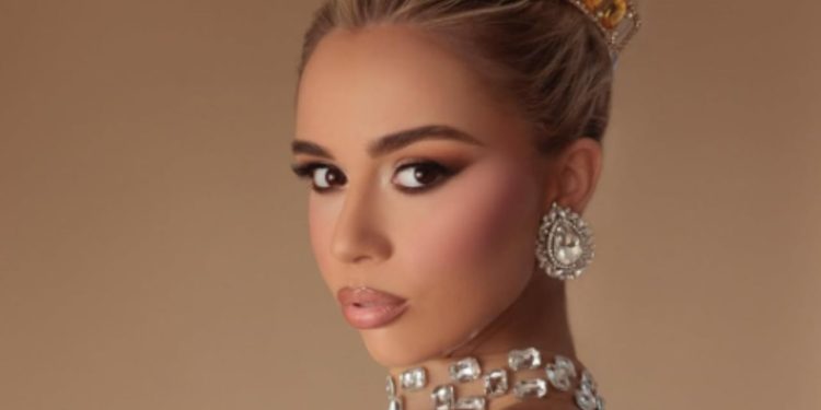 Video/ Fituesja e “Miss Amerika” me origjinë shqiptare nderon vendin e saj duke interpretuar këngën “Trim mbi trima Gjergj Kastrioti”