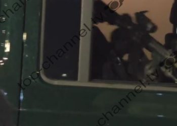 Video/ Forcat elitare me automjete të blinduara i bashkohen policisë për të shoqëruar skuadrën shqiptare drejt hotelit