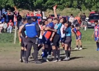 Video/ Incident i pazakontë në Uruguay: Lojtari godet me kokë gjyqtarin pas ndëshkimit me karton të kuq, i cili deklaron: Më thau dhëmbët.