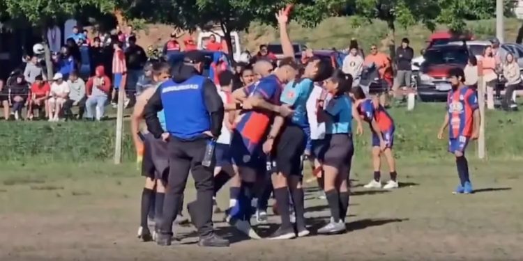 Video/ Incident i pazakontë në Uruguay: Lojtari godet me kokë gjyqtarin pas ndëshkimit me karton të kuq, i cili deklaron: Më thau dhëmbët.