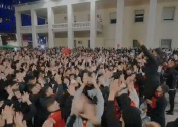 Video/ Manaj ndalon serbët, përjetimi i momentit të golit të Shqipërisë në Tiranë