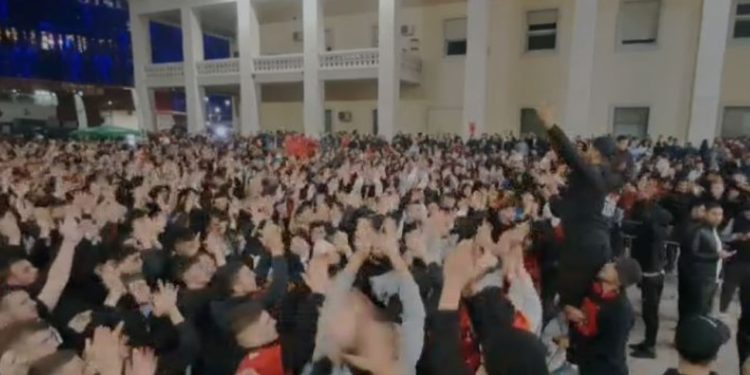 Video/ Manaj ndalon serbët, përjetimi i momentit të golit të Shqipërisë në Tiranë