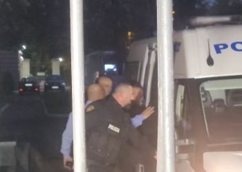 Video/ "Me dashuri për ju", çasti kur Veliaj largohet nga Gjykata Kushtetuese drejt burgut të Durrësit.