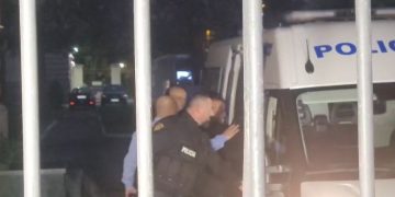 Video/ "Me dashuri për ju", çasti kur Veliaj largohet nga Gjykata Kushtetuese drejt burgut të Durrësit.