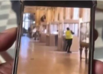 Video/ Momenti kur grabitësi thyen një vitrinë në galerinë Apollo të Luvrit