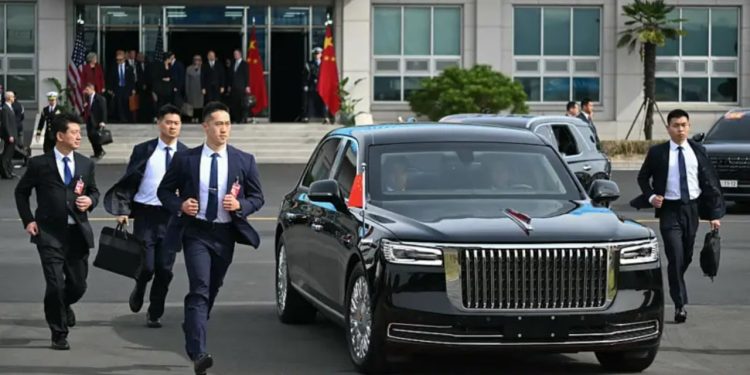 Video/ “Muri i njerëzve” për surrounding Xi Jinping shkakton panik në Seul, rojat nisin të vrapojnë për ta mbrojtur liderin kinez.