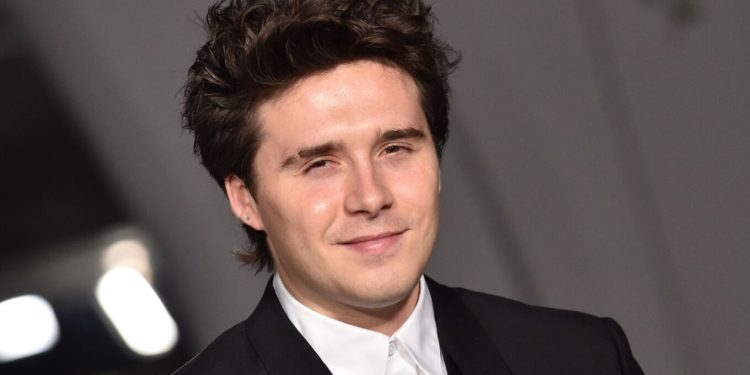 Video/ Ndiqni reagimin e Brooklyn Beckham-it në momentin kur flitet për nënën e tij, Victoria.